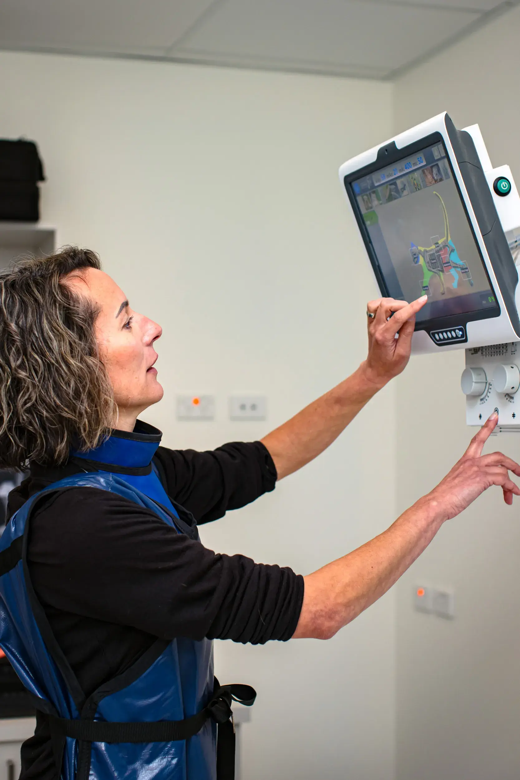 A veterinarian uses a digital touchscreen to analyse an X-ray image of a small animal. Thanks to Now's reliable communication solutions, Vet Services ensures efficient operation across their clinics, enhancing their ability to provide top-quality care for both large and small animals.